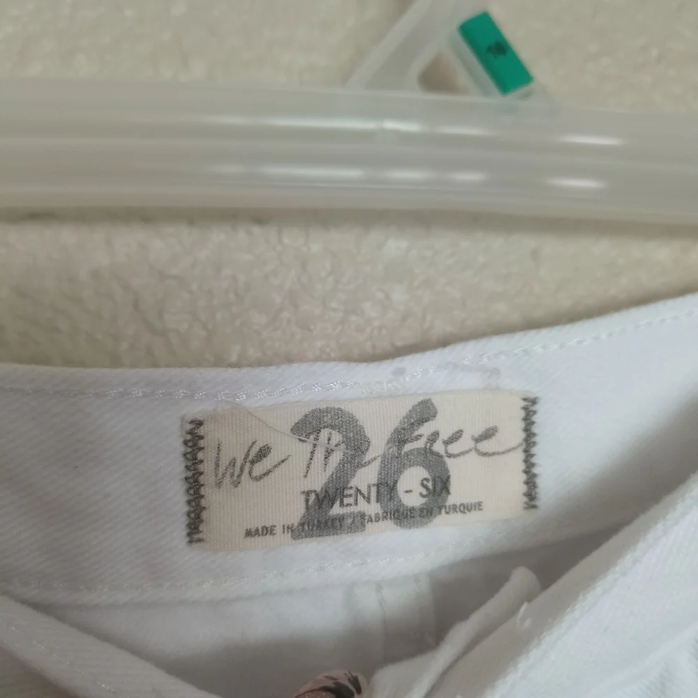 Free‎ People We The Free Maggie Mid-Rise Denim Distressed Shorts-White-Size 26